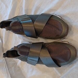 Sorel kinetic easy pull on sneakers